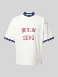 T-shirt z nadrukiem z logo model ‘SoHo’ od PROHIBITED - 16