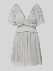Sukienka koktajlowa z dekoltem w serek i tasiemką w talii od Lace & Beads - 40