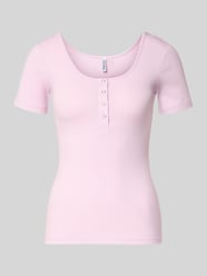 t-shirt o kroju slim fit z mieszanka bawełny model 'KITTE' od PIECES Fuksjowy - 16