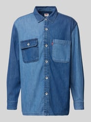 Koszula jeansowa o kroju regular fit z kieszeniami na piersi od Levi's® - 4