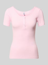 t-shirt o kroju slim fit z mieszanka bawełny model 'KITTE' od PIECES Fuksjowy - 38