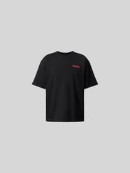 Oversized T-Shirt mit Label-Detail von ISNURH - 38