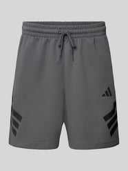 Szorty dresowe w kroju regular fit z dodatkiem bawełny od adidas Sportswear - 23