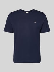 T-shirt o kroju regular fit z wyhaftowanym logo model ‘SHIELD’ od GANT - 36