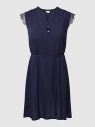 Sukienka koktajlowa PLUS SIZE z obszyciem koronką model ‘CARFIRST’ od ONLY CARMAKOMA Niebieski - 11
