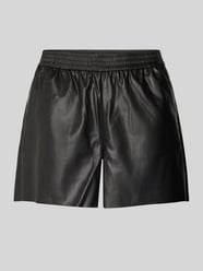 Comfort Fit Shorts aus Kunstleder mit elastischem Bund Modell 'OLYMPIA' von Vero Moda Schwarz - 3