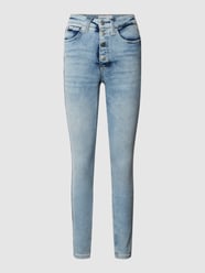 Skinny Fit Jeans mit Label-Detail von Calvin Klein Jeans - 12