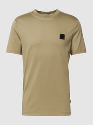 T-shirt z detalem z logo model ‘Tiburt’ od BOSS Zielony - 43