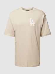 T-Shirt mit Rundhalsausschnitt Modell 'FISH GRAPHIC' von New Era Beige - 1