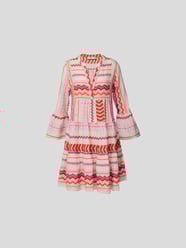 Knielanges Kleid mit grafischem Muster von Devotion Pink - 2