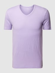T-shirt z dekoltem w serek od OLYMP Level Five Fioletowy - 44