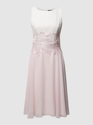 Cocktailkleid mit floraler  Spitze von Vera Mont Beige - 26