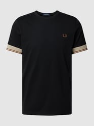 T-shirt z wyhaftowanym logo model ‘Contrast Cuff’ od Fred Perry Czarny - 24