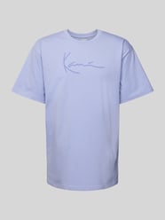 T-shirt z nadrukiem z logo model ‘Signature’ od KARL KANI Fioletowy - 8