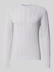 Sweter dzianinowy z warkoczowym wzorem i haftowanym logo od REVIEW - 18