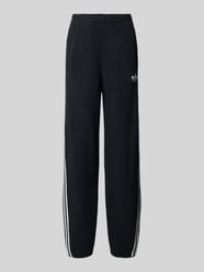 Spodnie dresowe o kroju relaxed fit z dodatkiem wełny od adidas Originals - 9