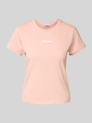 T-shirt z wyhaftowanym logo i okrągłym dekoltem od REVIEW Fuksjowy - 38