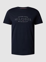 T-Shirt mit Label-Print Modell 'CURVE LOGO TEE' von Tommy Hilfiger Blau - 24