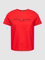 T-shirt PLUS SIZE z wyhaftowanym logo od Tommy Hilfiger Curve Czerwony - 24
