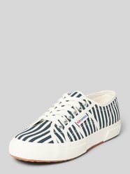 Sneaker mit Streifenmuster und Label-Detail von Superga - 12