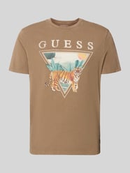 t-shirt z nadruk z motywem model 'TIGER SPIRIT' od GUESS - 12