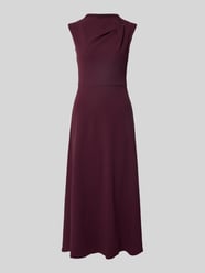 Cocktailkleid mit Stehkragen in ärmellosem Design von Rinascimento Bordeaux - 34