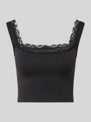 Top krótki o kroju slim fit z obszyciem koronką model ‘VICKY’ od Only - 43