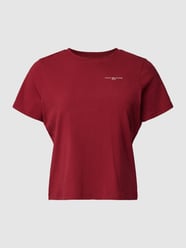 T-shirt PLUS SIZE z detalami z logo od Tommy Hilfiger Curve Czerwony - 48