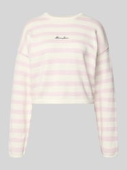Sweter z dzianiny o pudełkowym kroju z wzorem w paski i wyhaftowanym logo od GUESS Jeans Fuksjowy - 1