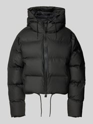 Steppjacke mit Kapuze und Zweiwege-Reißverschluss Modell 'Alta' von RAINS - 2