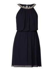 Sukienka koktajlowa z szyfonu z obszyciem ozdobnymi perełkami od Jake*s Cocktail - 7