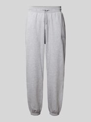 Spodnie dresowe o kroju regular fit z wyhaftowanym logo od The North Face - 41