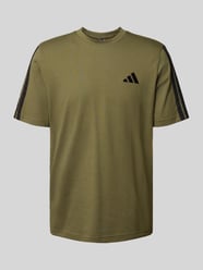 T-shirt z wyhaftowanym logo i okrągłym dekoltem od ADIDAS SPORTSWEAR - 42