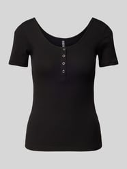 Slim fit T-shirt van katoenmix met kort drukknooppaneel, model 'KITTE' van Pieces - 29