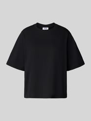 T-shirt o pudełkowym kroju z okrągłym dekoltem model ‘Nola’ od EDITED - 12