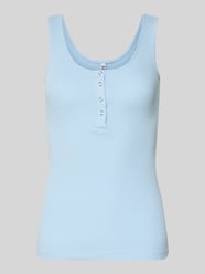 Top typu tank w kroju slim fit z mieszanki bawełny ekologicznej model 'KITTE' od PIECES - 45