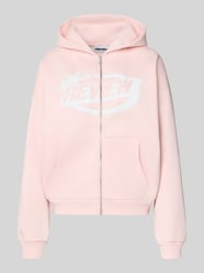 Bluza rozpinana z logo i kieszenią kangurką od REVIEW Fuksjowy - 44