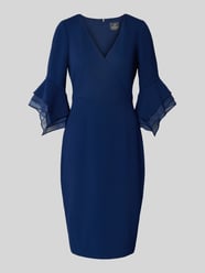 Knielanges Cocktailkleid mit V-Ausschnitt von Adrianna Papell - 1
