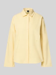 Bluzka o kroju regular fit z ukrytą listwą guzikową od Gina Tricot - 7