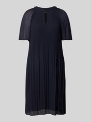 Knielange jurk met plissévouwen van COMMA - 33