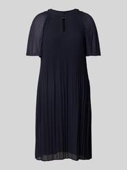 Knielanges Kleid mit Plisseefalten von comma - 6