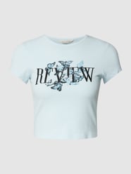 Cropped T-Shirt mit Label-Print von Review Blau - 21