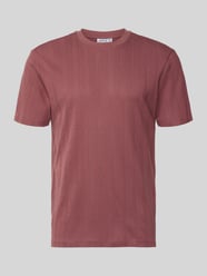 t-shirt o kroju regular fit z ażurowym haftem na całej powierzchni od Jake*s Studio Men Fuksjowy - 41