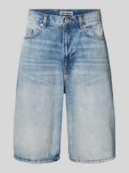 Jeansshorts im Used-Look mit Eingrifftaschen von REVIEW - 18