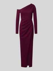 Abendkleid im One-Shoulder-Look mit Gehschlitz von Lipsy Bordeaux - 12