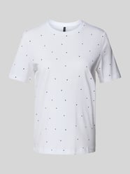 T-shirt o kroju regular fit z wyhaftowanym motywem model ‘PAULINA’ od VERO MODA - 11