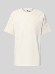 T-Shirt mit geripptem Rundhalsausschnitt von adidas Originals - 38