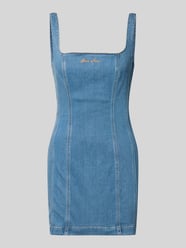 Sukienka jeansowa z wyhaftowanym logo i prostokątnym dekoltem od GUESS Jeans - 4