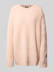 Sweter z dzianiny o kroju oversized z detalem z logo od Karo Kauer Fuksjowy - 4