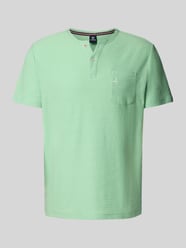 T-shirt z kieszenią na piersi i wyhaftowanym logo model ‘SERAFINO’ od LERROS - 16